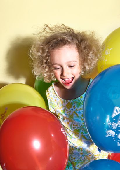 familienspiel-ideen-kind-spielt-mit-luftballons.jpg