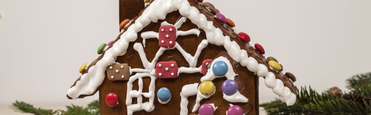Backen mit Kindern an Weihnachten: fertiges Lebkuchenhaus