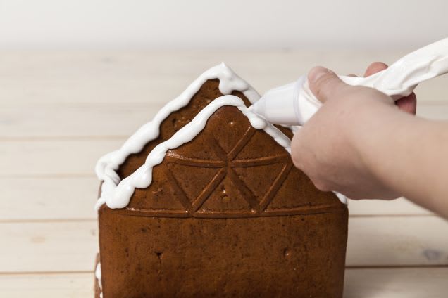 Backen mit Kindern an Weihnachten: Lebkuchenhaus backen – Schritt 3