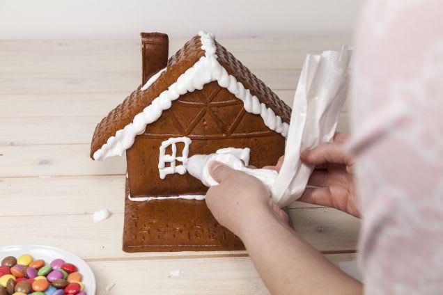 Backen mit Kindern an Weihnachten: Lebkuchenhaus backen – Schritt 5