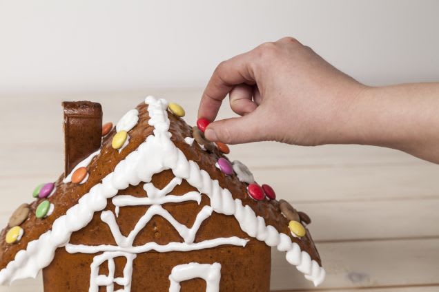 Backen mit Kindern an Weihnachten: Lebkuchenhaus backen – Schritt 6