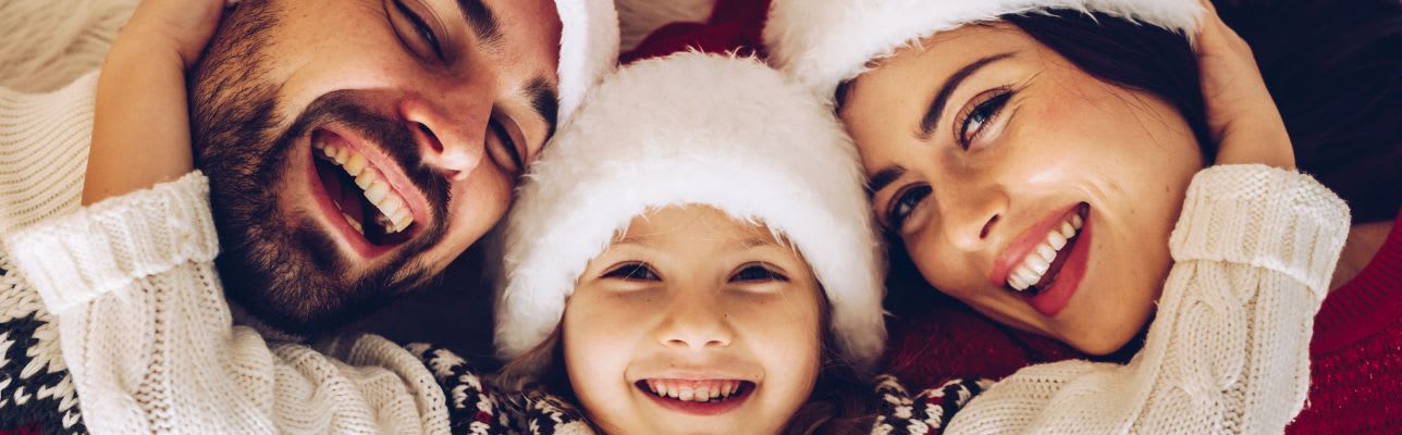 Weihnachten mit Kindern: Familie feiert zusammen