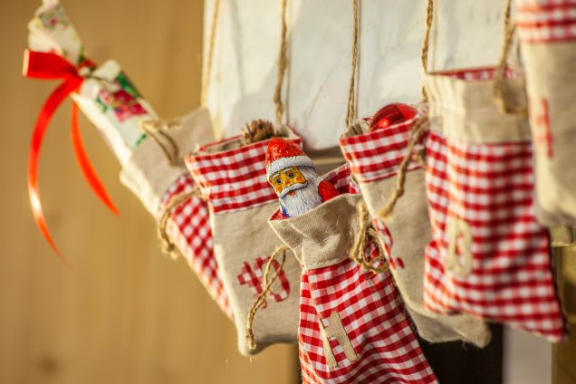 Weihnachten mit Kindern: Adventskalender hängt vor Kamin