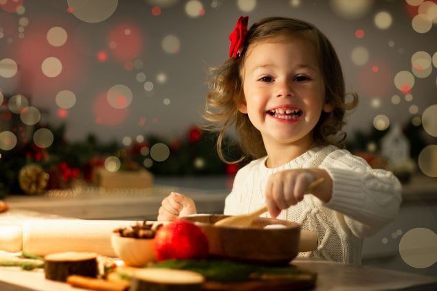 Weihnachten mit Kindern: Mädchen kocht Weihnachtsrezept