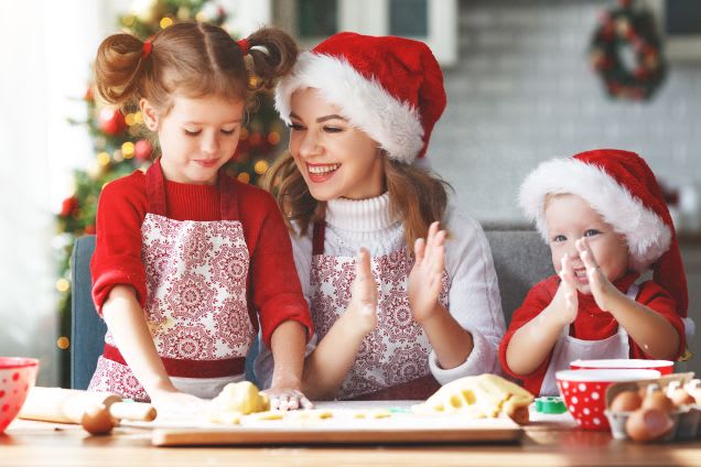 Weihnachten mit Kindern: Familie backt Plätzchen