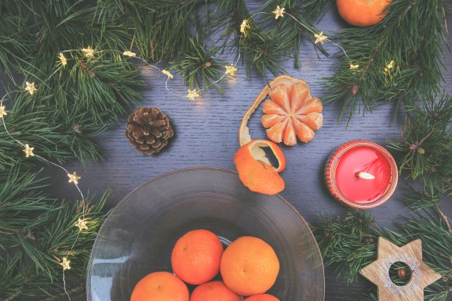 Weihnachtsbaumschmuck basteln mit Kindern: Orangen auf einem Teller