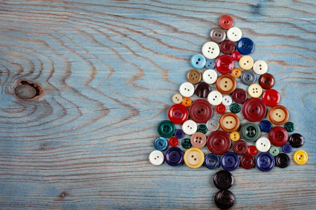 Weihnachtskarten mit Kindern basteln: Tannenbaum aus Knöpfen