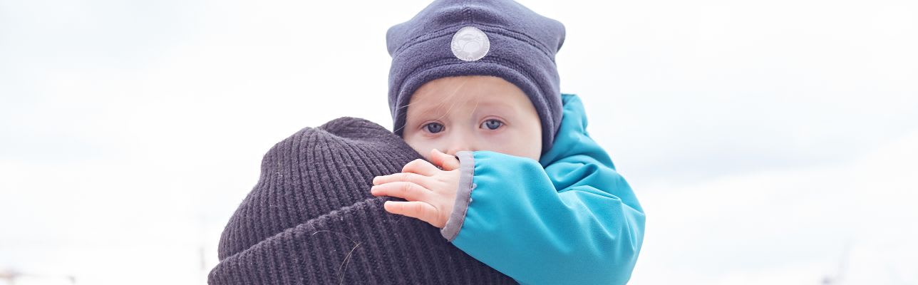 Erstausstattung Babys im Winter: Kind mit blauer Mütze