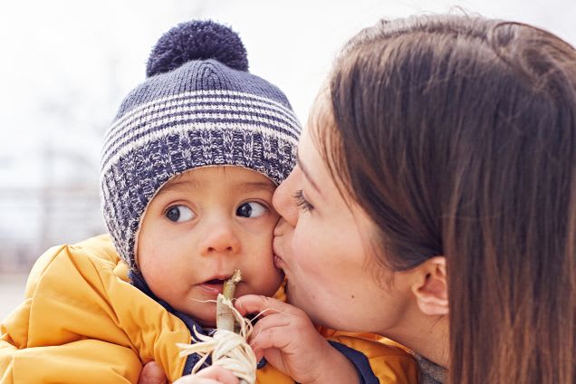 Erstausstattung Babys im Winter: Spaziergang mit warmer Babykleidung