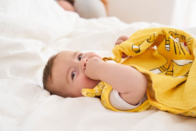 Erstausstattung im Sommer: Baby mit Musselintuch