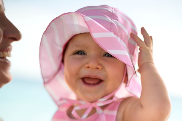 Erstausstattung Babys im Sommer: Kind mit UV-Schutzkleidung