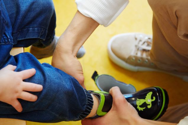 Schuhgröße messen bei Kindern: Schuhe anziehen