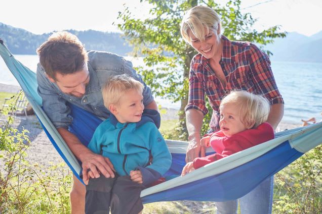 Familienglück: Familie beim Camping