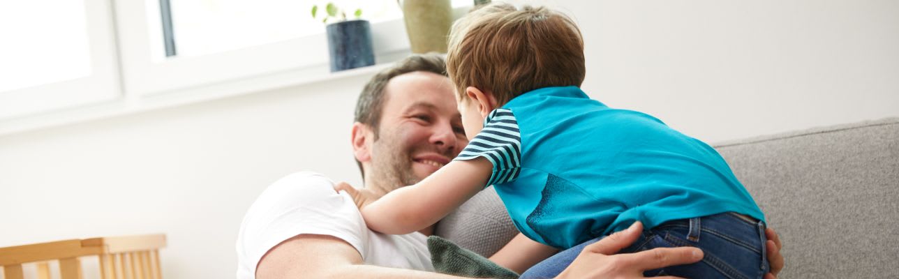 Familienglück: Vater tobt mit Sohn