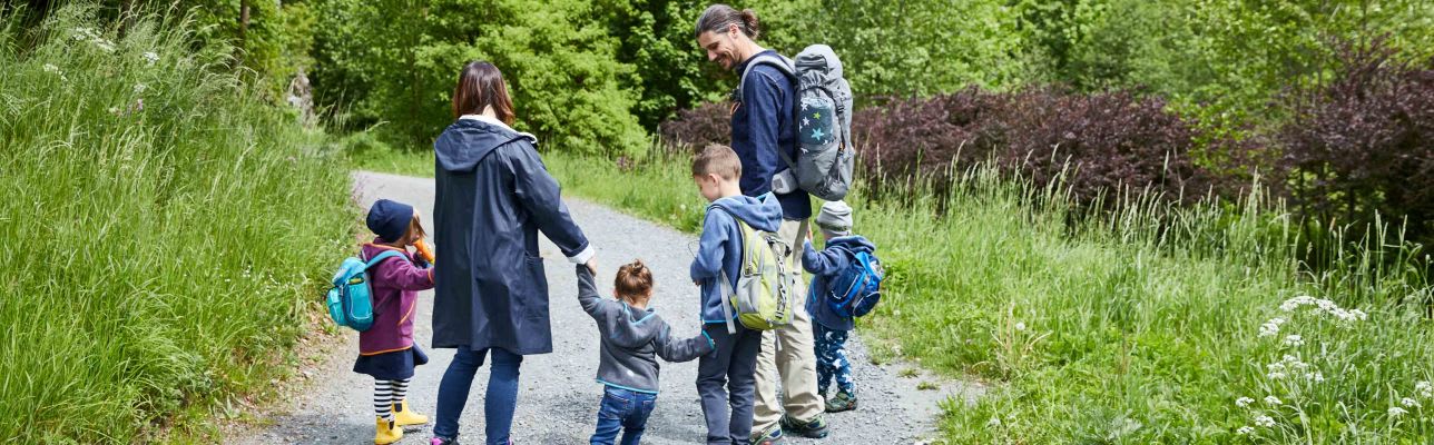 Familienglück: Familie beim Wandern
