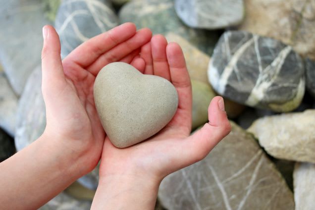 Filzen mit Kindern: ein Stein in Herzform