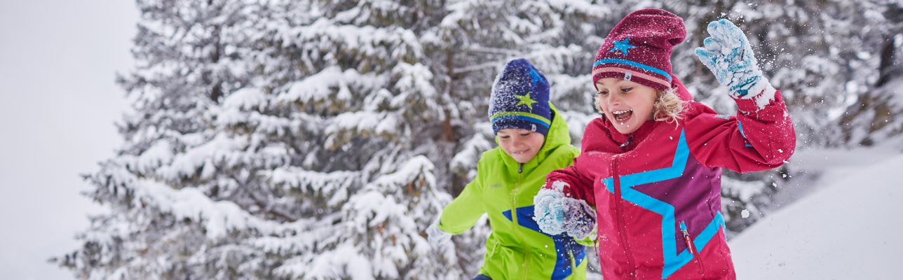 Winterspiele für Kinder: Schneeballschlacht