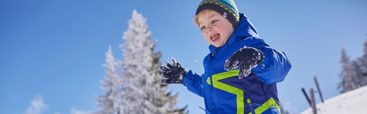 Winterspiele für Kinder: Junge im Schnee