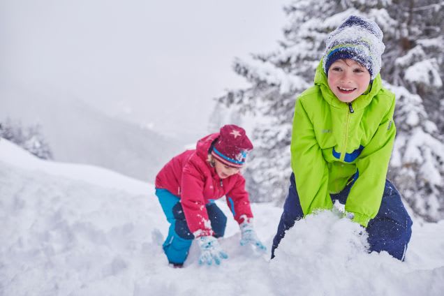 Winterspiele: Kinder spielen im Schnee