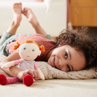 Kuschelpuppe Roya, 25 cm große Stoffpuppe