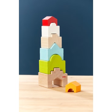 Stapelturm Haus auf Haus, aus Holz