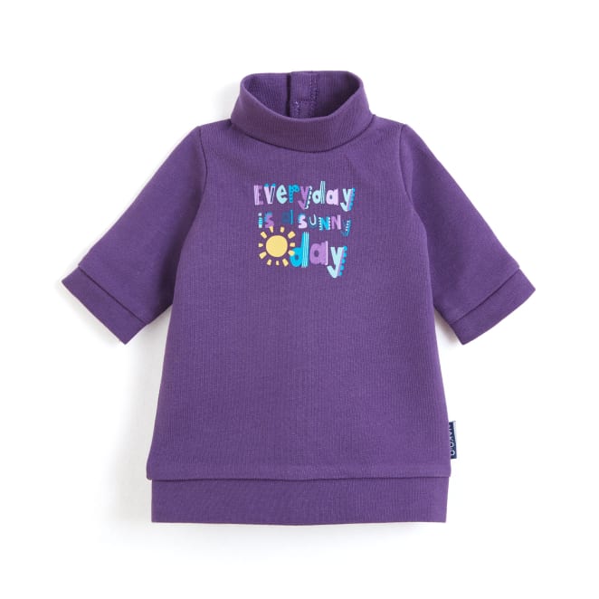 Ein lilafarbenes langärmeliges Rollkragenshirt mit dem Text "Every day is a sunny day" in bunten Buchstaben und einer gelben Sonnengrafik auf der Vorderseite. Das Shirt liegt flach vor einem weißen Hintergrund.