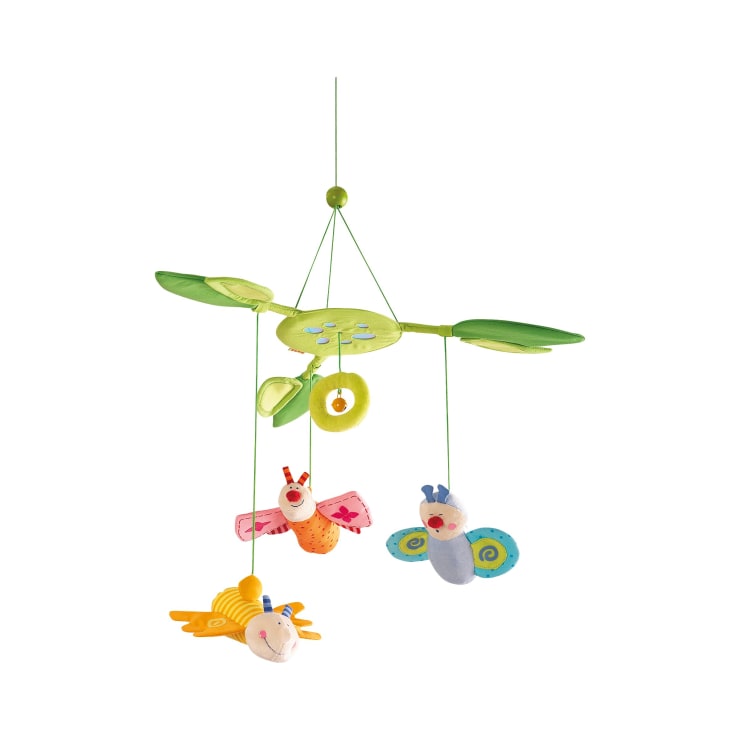 Ein Baby-Mobile mit grünen Blättern und drei hängenden Plüschinsekten in Gelb, Rosa und Blau, die an Schnüren an einem grünen Rahmen vor weißem Hintergrund hängen.