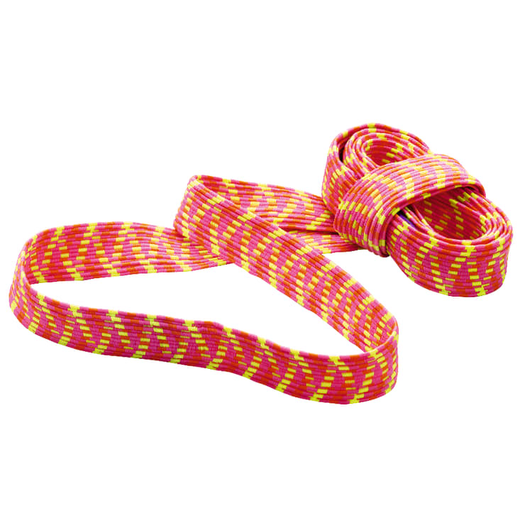Ein aufgerolltes, flaches Gurtband mit einem Muster aus rosa, gelben und weißen Segmenten auf weißem Hintergrund.