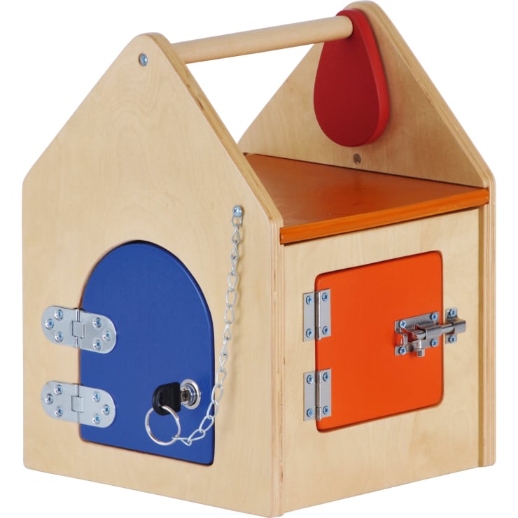 Ein hölzerner Aktivitätskasten in Form eines Hauses mit einem Griff, einer blauen Tür mit Schlüssel und Kette, einer orangefarbenen Tür mit einem Schiebeverschluss und verschiedenen Metallscharnieren.