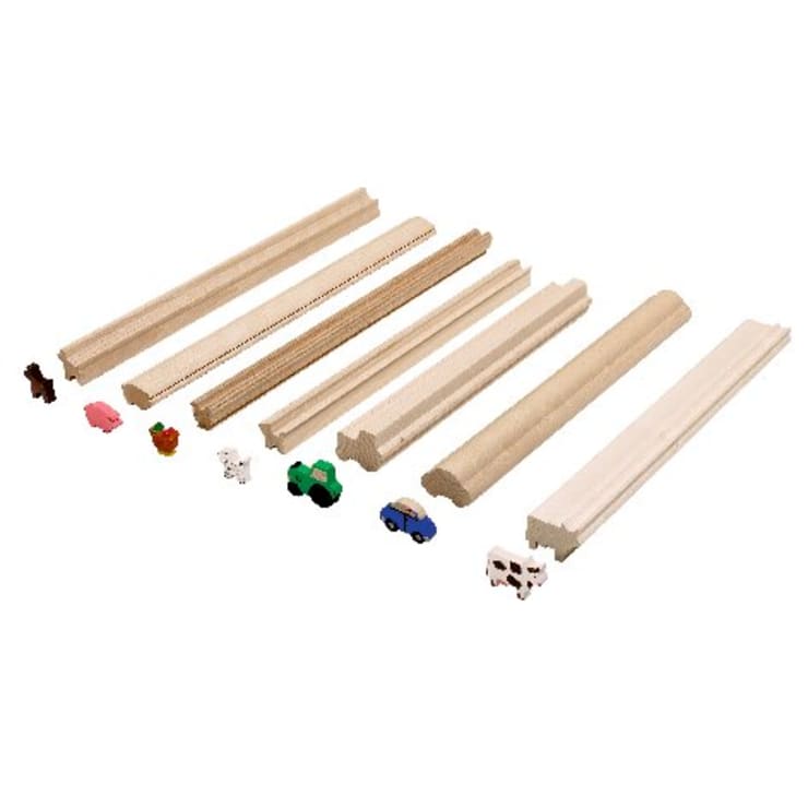 Fünf hölzerne Rampenteile sind parallel zueinander ausgerichtet, vor denen jeweils eine kleine Spielzeugfigur steht, z. B. ein Schwein, ein Bär, ein Auto, ein Traktor und eine Kuh. Die Rampen haben unterschiedliche Formen und Größen.