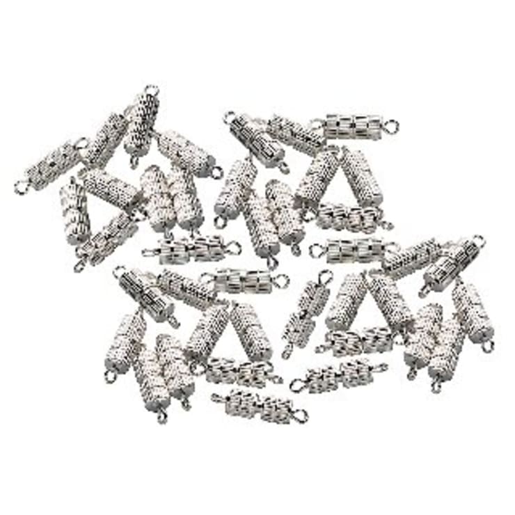 Eine Gruppe von silberfarbenen Metallspangen mit geriffelter Oberfläche und Schlaufen an beiden Enden, verstreut auf weißem Hintergrund.