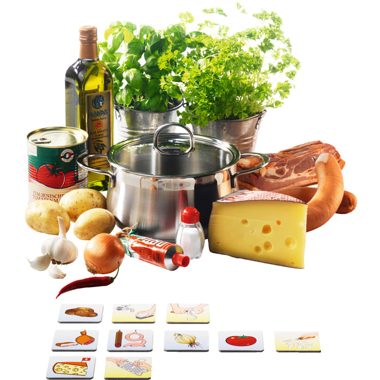 Ein Edelstahltopf, umgeben von Kartoffeln, Käse, einer Wurst, rohem Fleisch, Dosentomaten, Olivenöl, frischen Kräutern, Knoblauch, Zwiebeln, einer Chilischote, einer Tube Tomatenmark, einem Salzstreuer und illustrierten Rezeptkarten.
