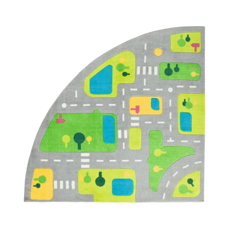 Eine viertelkreisförmige Spielmatte für Kinder mit aufgedrucktem Straßenverlauf, grünen Grasflächen, gelben Grundstücken, blauen Teichen, Zebrastreifen und kleinen stilisierten Bäumen auf grauem Hintergrund.