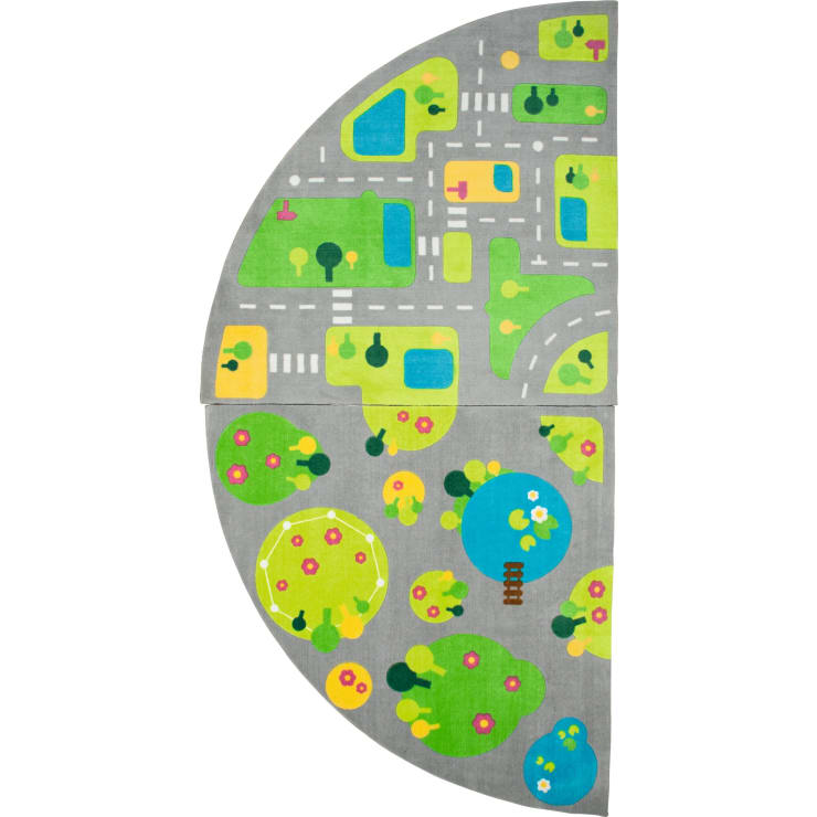 Ein halbrunder Teppich mit einem farbenfrohen Muster, das Straßen, Kreuzungen, Grünflächen mit Bäumen, gelbe Rechtecke, blaue Teiche und kreisförmige Parks mit Blumen auf grauem Hintergrund zeigt.