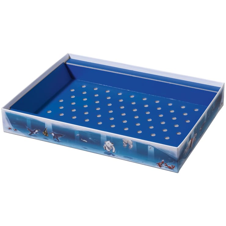 Ein rechteckiges blau-weißes Tablett mit gleichmäßig verteilten Löchern im Boden. An den Seiten befinden sich Abbildungen von Meerestieren wie einem Eisbären, einem Pinguin und einem Fisch. Das Tablett ist leer und befindet sich auf einem weißen Hintergrund.