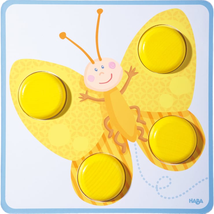 Ein illustrierter Schmetterling mit einem lächelnden Gesicht und vier großen, runden, gelben Knöpfen an den Flügeln ist auf einem weißen Hintergrund mit blauem Rand abgebildet. Der Schmetterling ist überwiegend gelb mit orangefarbenen Akzenten.