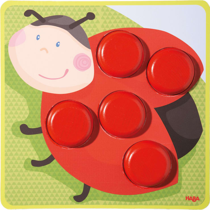 Eine farbenfrohe Illustration eines Marienkäfers mit fünf großen, erhabenen roten Kreisen auf seinem Rücken, platziert auf einem grün-gelb gemusterten Hintergrund. Der Marienkäfer hat ein lächelndes Gesicht und schwarze Fühler.