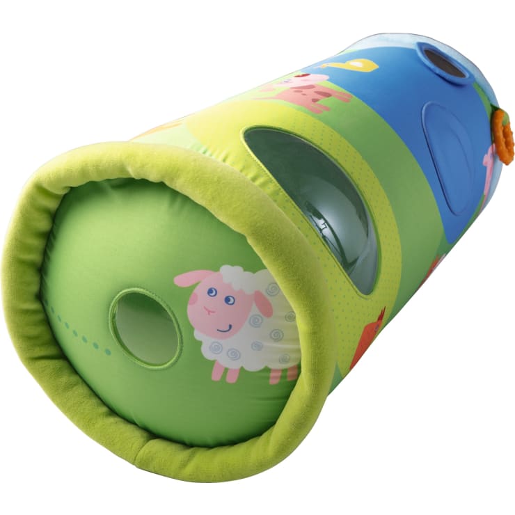 Ein weicher, zylindrischer, grün-blauer Spieltunnel für Babys, verziert mit Cartoon-Schafen und anderen Bauernhoftieren, mit runden Löchern und einer Plüschhülle.