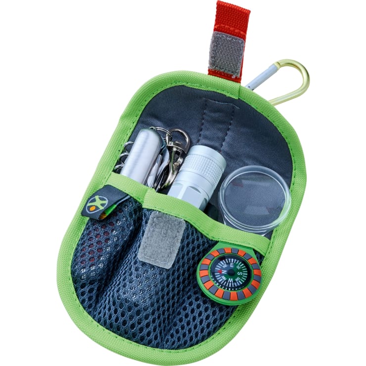 Eine grün-graue Tasche mit einer Netztasche auf der Vorderseite, in der sich ein silbernes Multitool, eine kleine Taschenlampe, ein rundes Etui und ein Kompass befinden; ein Karabiner ist an der Stoffschlaufe der Tasche befestigt.