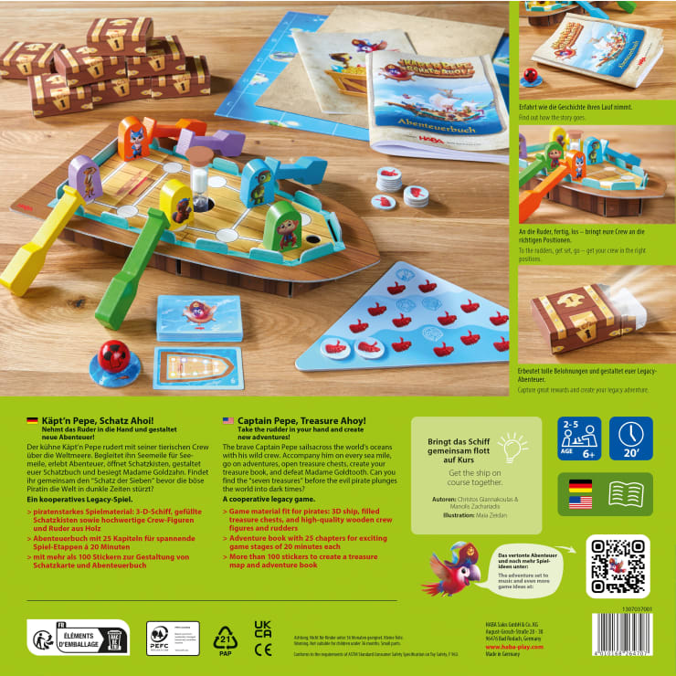 Ein Piraten-Brettspiel für Kinder auf einer hölzernen Oberfläche mit einem Piratenschiff aus Pappe, bunten Spielfiguren, verschiedenen Spielbrettern, Spielsteinen, Anleitungsblättern und einem kleinen Würfel.