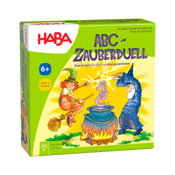 Die grüne HABA-Spielschachtel mit dem Titel ABC-Zauberduell zeigt eine illustrierte Hexe auf einem Besen und einen Zauberer bei einem blubbernden Kessel mit bunten Buchstaben darüber. Auf der Schachtel steht, dass das Spiel für Kinder ab 6 Jahren geeignet ist.