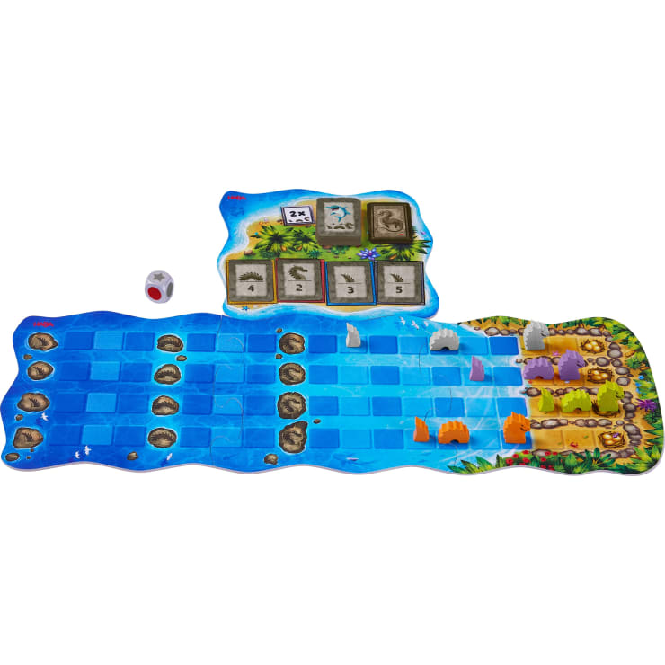 Ein Brettspiel mit einem blauen Ozeanspielbrett, bunten Spielerfiguren in Form von Tieren, einem Würfel und einem Inselbrett mit Karten und Feldern für Spielsteine. Einige Figuren werden auf beiden Spielbrettern platziert.