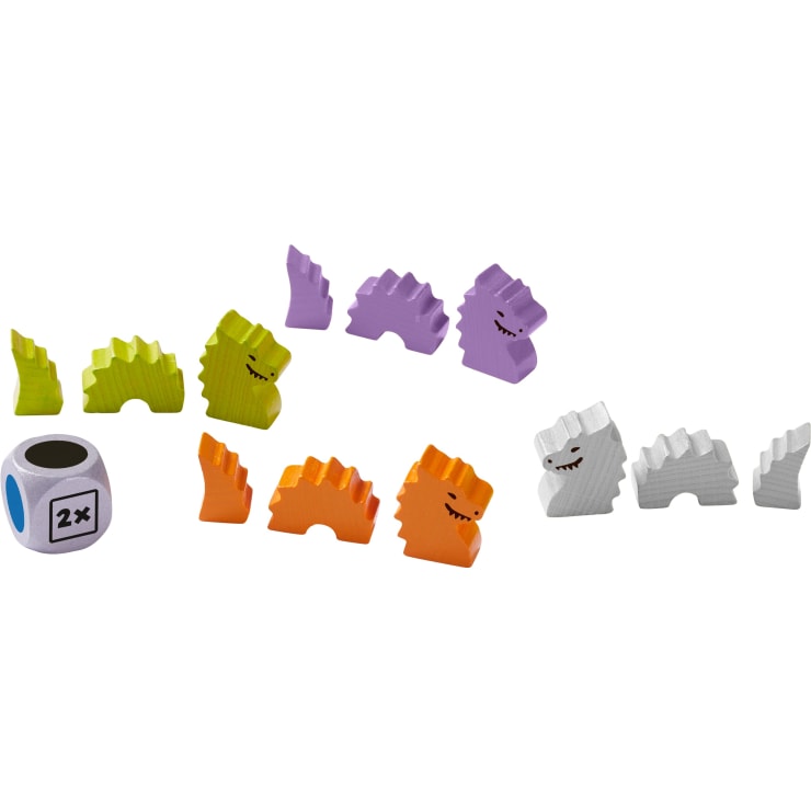 Dinosaurier-Spielsteine aus Holz in den Farben Grün, Lila, Orange und Weiß sind neben einem weißen Würfel angeordnet, der mit einem blauen 2x-Symbol und einem schwarzen Punkt markiert ist. Die Dinosaurierfiguren haben einfach gemalte Gesichter.