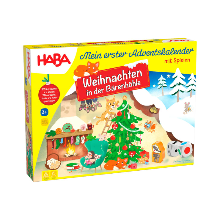 Eine farbenfrohe Schachtel von "HABA Mein erster Adventskalender - Weihnachten in der Bärenhöhle" zeigt eine illustrierte Bärenfamilie, die an einem geschmückten Baum Weihnachten feiert. Auf der Vorderseite sind Schnee, Tiere und Spielsteine zu sehen.
