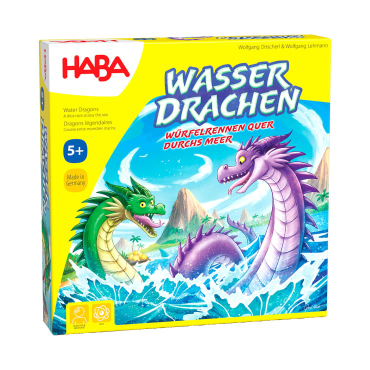 Eine gelbe und blaue Spielschachtel für Wasser Drachen von HABA, auf der grüne und lila Drachen abgebildet sind, die durch die Wellen des Ozeans mit Bergen im Hintergrund rasen. Auf der Schachtel steht, dass das Spiel für Kinder ab 5 Jahren geeignet ist.