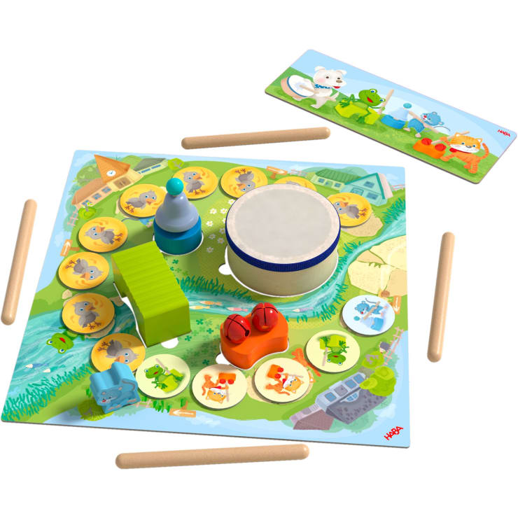 Ein Brettspiel für Kinder mit einem farbenfrohen Spielbrett mit Tiermotiven, Holzfiguren, einer Trommel in der Mitte, Spielsteinen mit Tieren und vier Holzstöcken. Eine separate Anzeigetafel mit Tierbildern befindet sich über dem Hauptbrett.