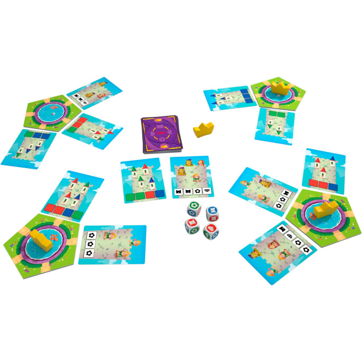 Ein Brettspiel mit bunten Burgkarten, Würfeln, gelben Kronenplättchen, Spielertafeln mit farbigen Rastern und einem violetten Kartenspiel, das für mehrere Spieler ausgelegt ist.