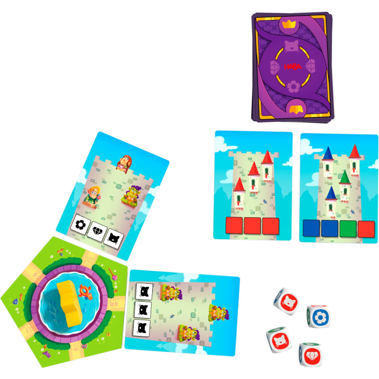 Ein Brettspiel mit illustrierten Karten, einem runden Spielbrett mit einem gelben Boot, zwei Schlosskarten mit je vier farbigen Feldern, einem Stapel lila Karten und vier individuellen Würfeln mit farbigen Flächen.