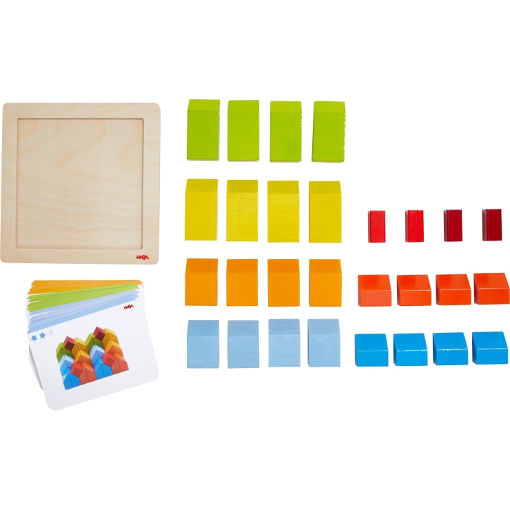 Ein Holztablett, mehrere Stapel rechteckiger Holzklötze in den Farben Grün, Gelb, Orange, Rot und Blau sowie ein Satz illustrierter Karten sind auf einem weißen Hintergrund angeordnet.