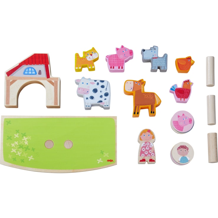 Ein Holzspielzeugset mit Teilen zum Thema Bauernhof, darunter eine Scheune, ein grüner Sockel, zwei Holzstangen, ein Mädchen, ein Junge, ein Hund, eine Katze, ein Schwein, eine Kuh, ein Pferd, ein Hahn und ein Küken, alle in leuchtenden Farben dargestellt.